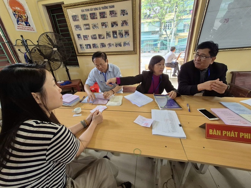 Khu vực phát phiếu cho cử tri. Ảnh: Hoàng Minh