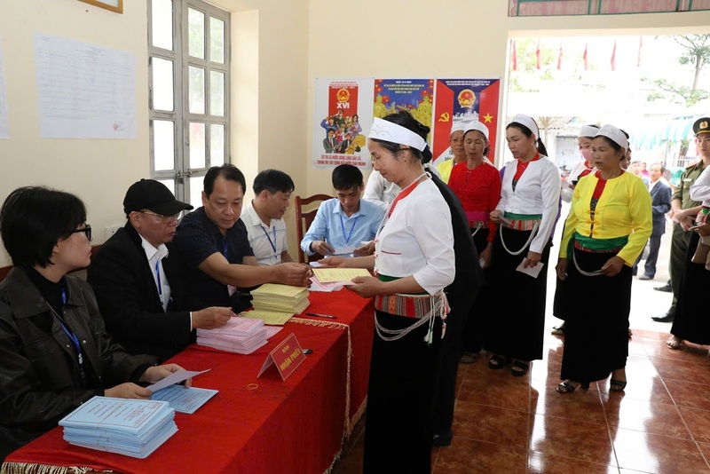 Khu vực phát phiếu cho cử tri. Ảnh: Đức Phương