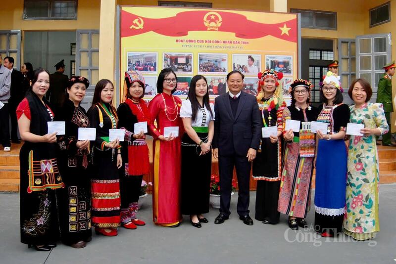 Bí thư Tỉnh ủy Lai Châu Lê Minh Ngân cùng các cử tri hân hoan trước giờ bỏ phiếu.