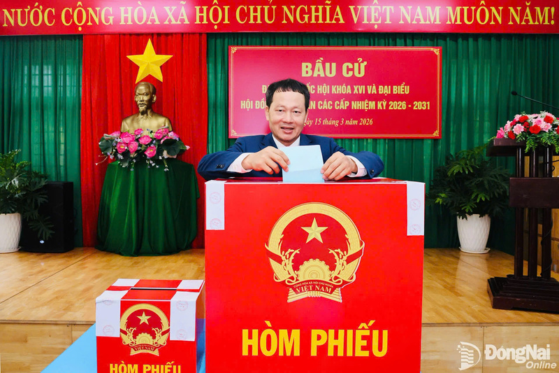 Ông Vũ Hồng Văn là cử tri đầu tiên bỏ phiếu tại điểm Khu vực bỏ phiếu số 26, khu phố Vinh Thạnh, phường Trấn Biên.