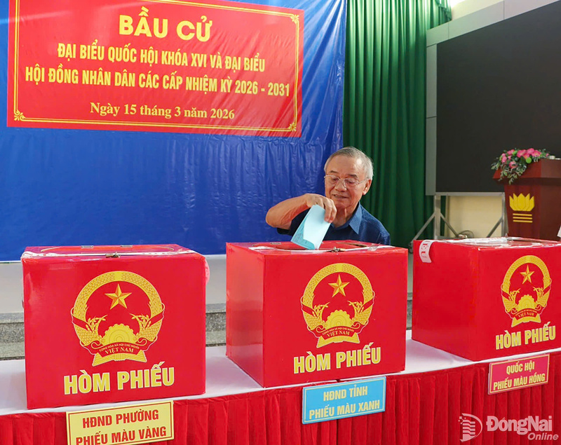 Ông Trần Ngọc Bích ở khu phố 3 là cử tri đầu tiên thực hiện bỏ phiếu tại khu vực bỏ phiếu số 3, Đơn vị bầu cử số 1, phường Long Khánh.