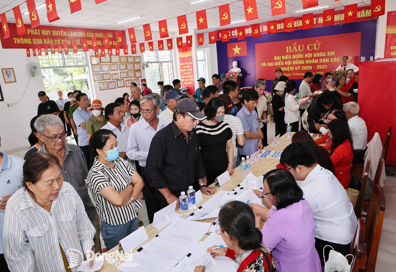 Cử tri phường Trấn Biên phấn khởi tham gia bỏ phiếu.