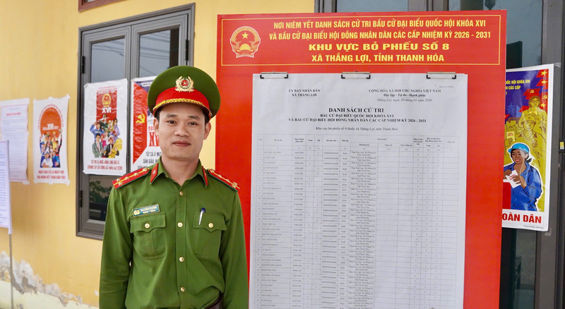 Đại uý Nguyễn Lê Cường, công tác tại Công an xã Thắng Lợi chia sẻ về công tác đảm bảo an ninh trật tự tại điểm bầu cử. Ảnh: Diệu Linh