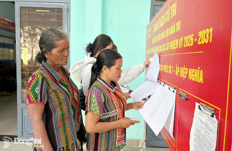 Các cử tri là đồng bào dân tộc thiểu số xem danh sách cử tri tại Khu vực bỏ phiếu số 7 - ấp Hiệp Nghĩa, xã Định Quán.