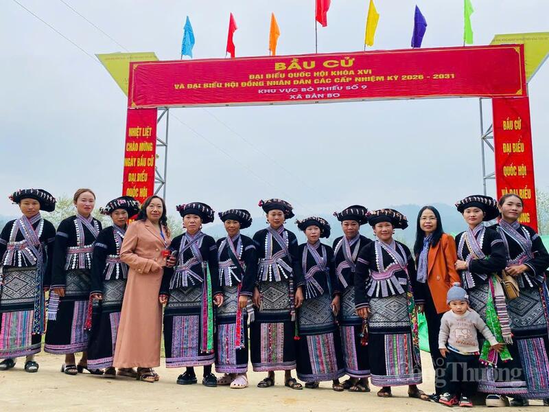 Bà con đồng bào dân tộc Lào, tỉnh Lai Châu hoàn thành bỏ phiếu trong niềm hân hoan.