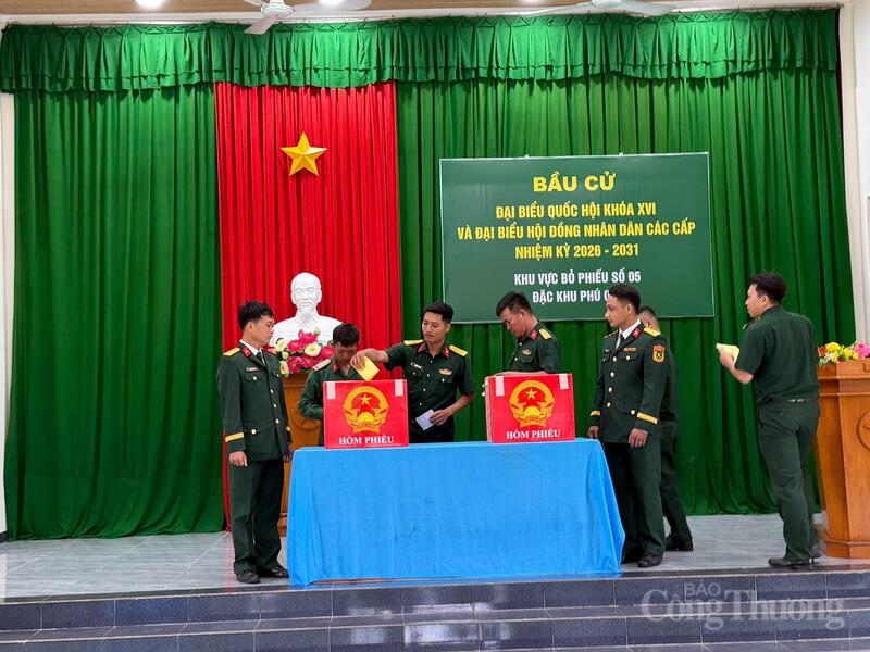 Cử tri đặc khu Phú Quý thực hiện nghĩa vụ.