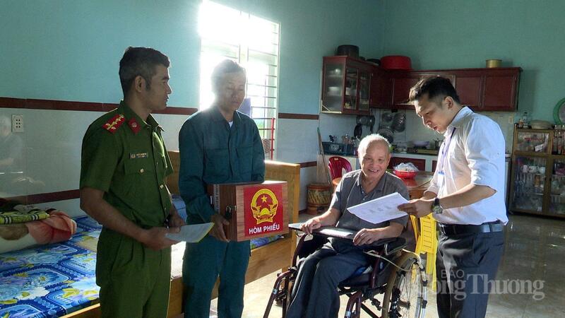 Cán bộ xã Quảng Tân hỗ trợ cử tri bỏ phiếu tại nhà.