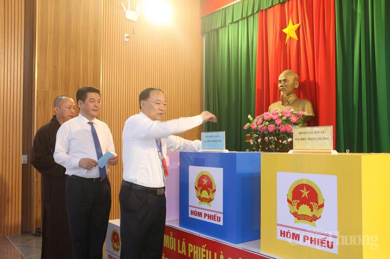 Phó Bí thư Đảng ủy Quốc hội Nguyễn Hồng Diên (giữa), Bí thư Tỉnh uỷ Thái Đại Ngọc (bên phải) tham gia bỏ phiếu. Ảnh: Hiền Mai