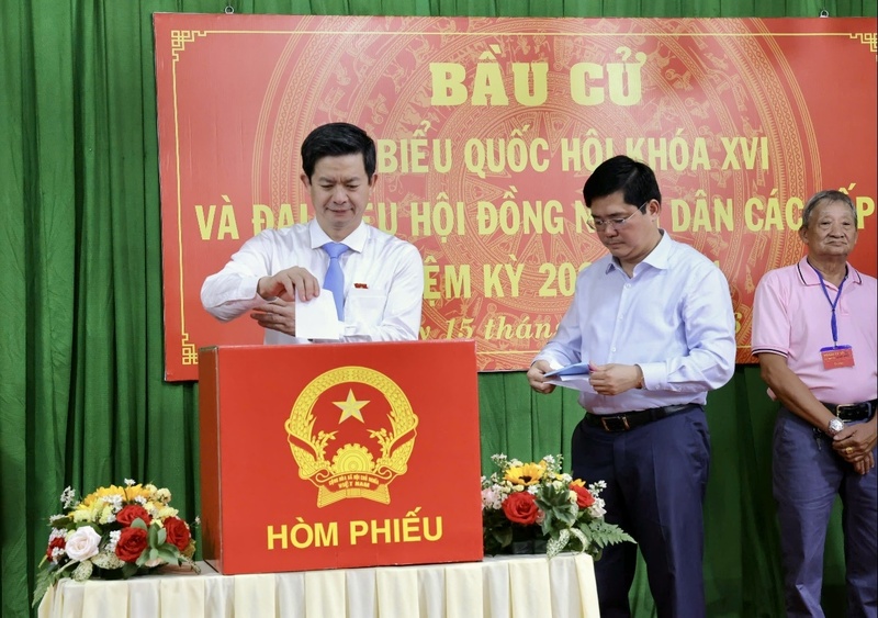 Ông Lê Quang Tùng - Bí thư Thành ủy Cần Thơ bỏ phiếu bầu cử.