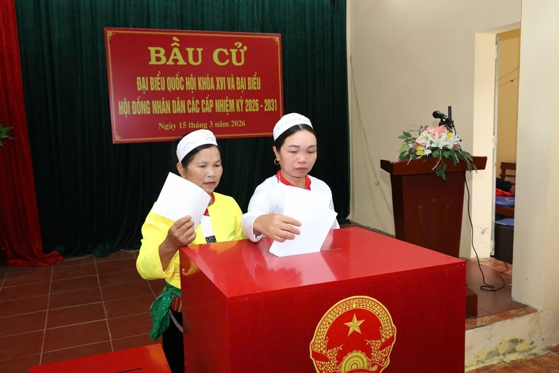 Cử trị Tổ bầu cử số 6, xã Cúc Phương thực hiện bỏ phiếu. Ảnh: Đức Phương