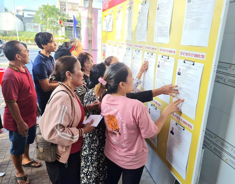 Cử tri Khóm 23 thực hiện quyền công dân tại Khu vực bỏ phiếu số 24, phường An Xuyên. Ảnh: Tú Quyên