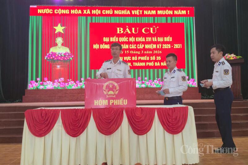 Cán bộ, chiến sĩ Hải đội 212 thuộc Hải đoàn 21, Vùng Cảnh sát biển 2 tham gia bỏ phiếu bầu cử đại biểu Quốc hội khóa XVI và đại biểu HĐND các cấp nhiệm kỳ 2026 - 2031 tại xã Núi Thành (TP. Đà Nẵng)