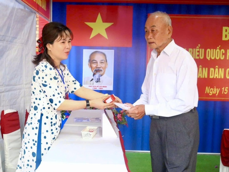 Cử tri cao tuổi tham gia bỏ phiếu.