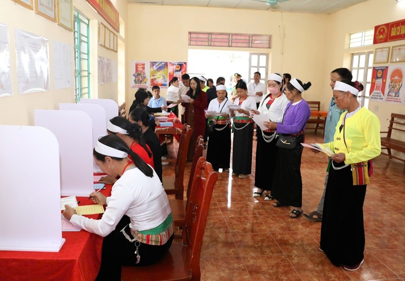Cử tri là các đồng bào dân tộc thiểu số xã Cúc Phương nô nức đi bỏ phiếu. Ảnh: Đức Phương