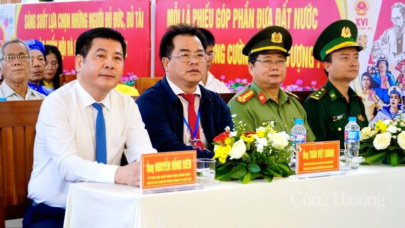 Phó Bí thư Đảng ủy Quốc hội Nguyễn Hồng Diên (bên trái) tham dự Lễ khai mạc bầu cử tại Khu vực bỏ phiếu số 17, khu phố Hải Nam, phường Quy Nhơn Đông.