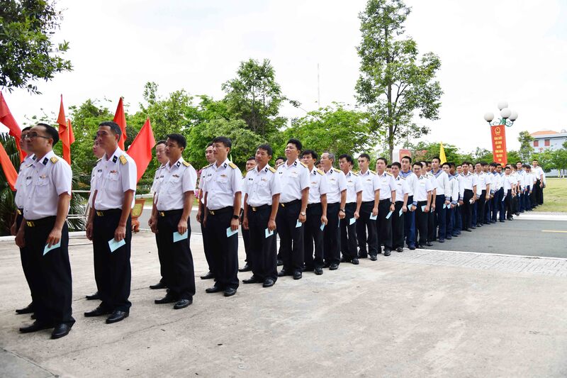 Cán bộ, chiến sĩ các cơ quan, đơn vị xếp hàng chờ nhận phiếu bầu.