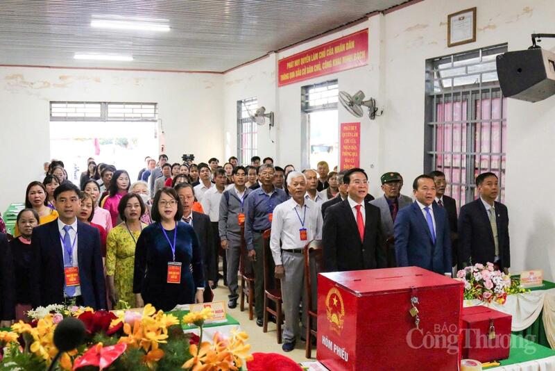Các đại biểu thực hiện nghi thức chào cờ.