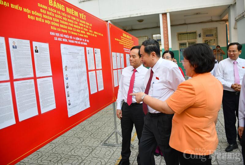 Chủ tịch Quốc hội Trần Thanh Mẫn, Bí thư Thành uỷ TP. Hồ Chí Minh Trần Lưu Quang đến dự lễ khai mạc ngày bầu cử Đại biểu Quốc hội khóa XVI và đại biểu Hội đồng nhân dân các cấp nhiệm kỳ 2026 - 2031 tại Khu vực bỏ phiếu số 14 (Trường THCS Đỗ Văn Dậy, xã Hóc Môn, TP. Hồ Chí Minh), Ảnh: Thanh Minh
