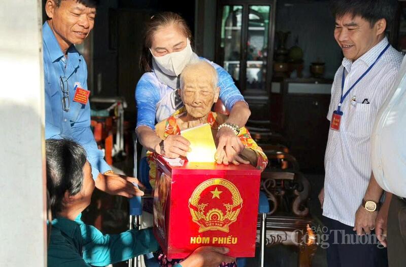 Mẹ Việt Nam Anh hùng Bùi Thị Xê (95 tuổi) bỏ phiếu bầu cử. Ảnh: Lê Sơn
