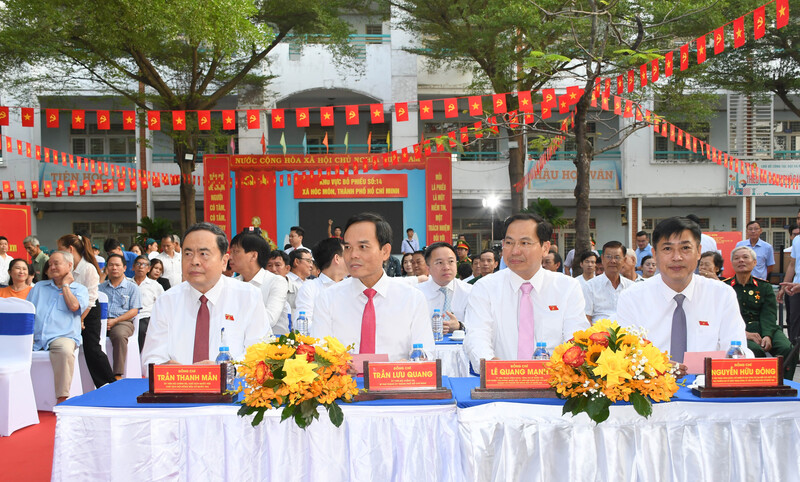 Chủ tịch Quốc hội Trần Thanh Mẫn và Bí thư Thành ủy TP. Hồ Chí Minh Trần Lưu Quang dự lễ khai mạc ngày bầu cử Đại biểu Quốc hội khóa XVI và đại biểu Hội đồng nhân dân các cấp nhiệm kỳ 2026 - 2031 tại Khu vực bỏ phiếu số 14 (Trường THCS Đỗ Văn Dậy, xã Hóc Môn, TP. Hồ Chí Minh).  Ảnh: Thanh Minh