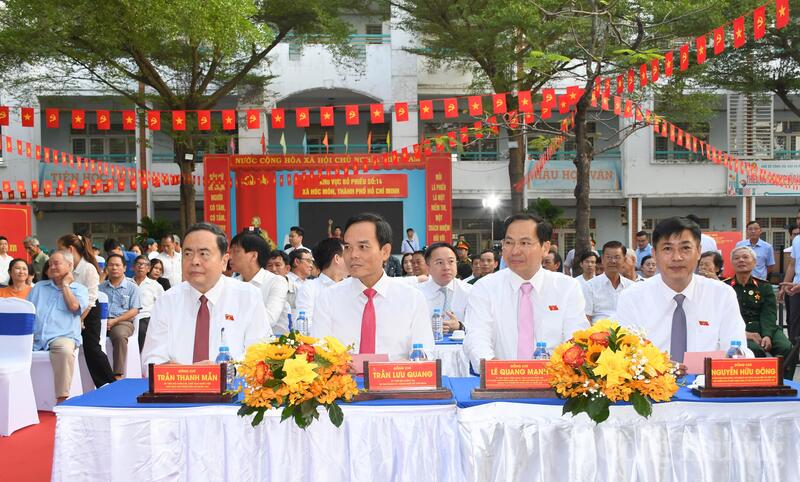 Chủ tịch Quốc hội Trần Thanh Mẫn, Bí thư Thành ủy TP. Hồ Chí Minh Trần Lưu Quang cùng cử tri dự khai mạc ngày bầu cử bầu Đại biểu Quốc hội khóa XVI và đại biểu HĐND các cấp nhiệm kỳ 2026 - 2031 tại khu vực bỏ phiếu số 14 (Trường THCS Đỗ Văn Dậy, xã Hóc Môn, TP. Hồ Chí Minh).  Ảnh: Thanh Minh