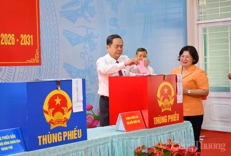 Chủ tịch Quốc hội Trần Thanh Mẫn bỏ phiếu bầu cử. Ảnh: Thanh Minh
