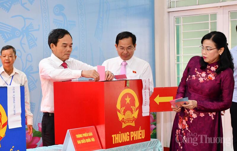 Bí thư Thành ủy TP. Hồ Chí Minh Trần Lưu Quang thực hiện quyền công dân. Ảnh: Thanh Minh