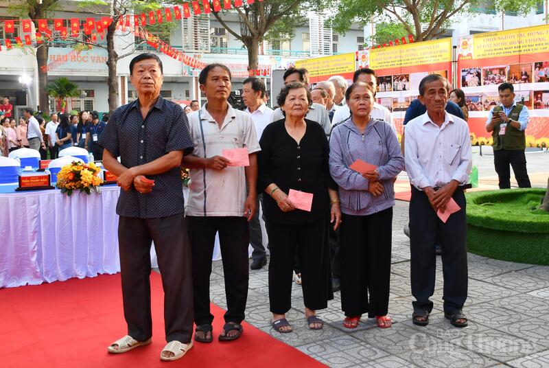 Người dân dự lễ khai mạc và bầu cử. Ảnh: Thanh Minh