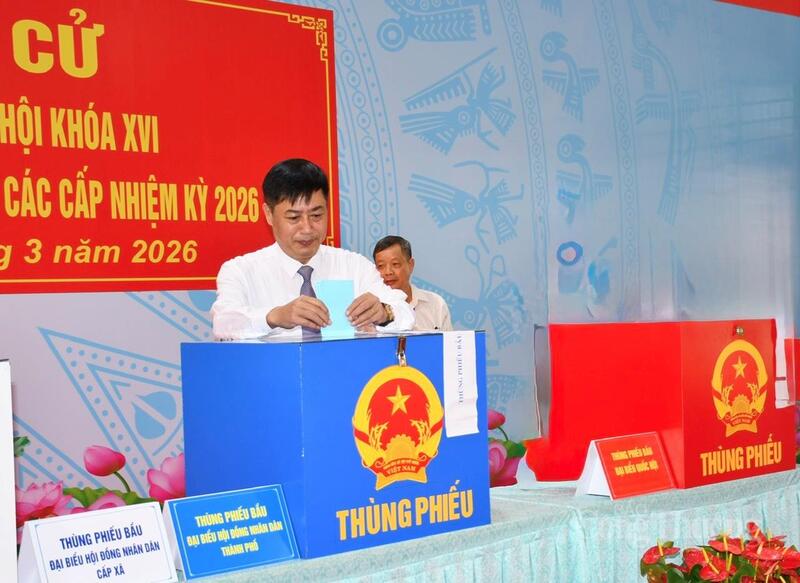 Chủ nhiệm Ủy ban Công tác đại biểu Nguyễn Hữu Đông - Ủy viên Hội đồng Bầu cử quốc gia thực hiện quyền bầu cử tại Khu vực bỏ phiếu số 14, xã Hóc Môn, TP. Hồ Chí Minh. Ảnh: Thanh Minh