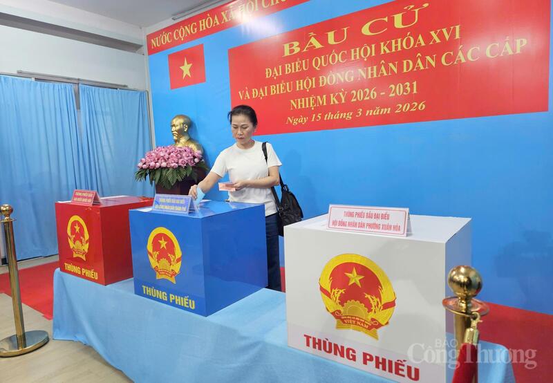 Cử tri thực hiện quyền công dân tại các điểm bỏ trên địa bàn TP. Hồ Chí Minh. Ảnh: Thanh Minh