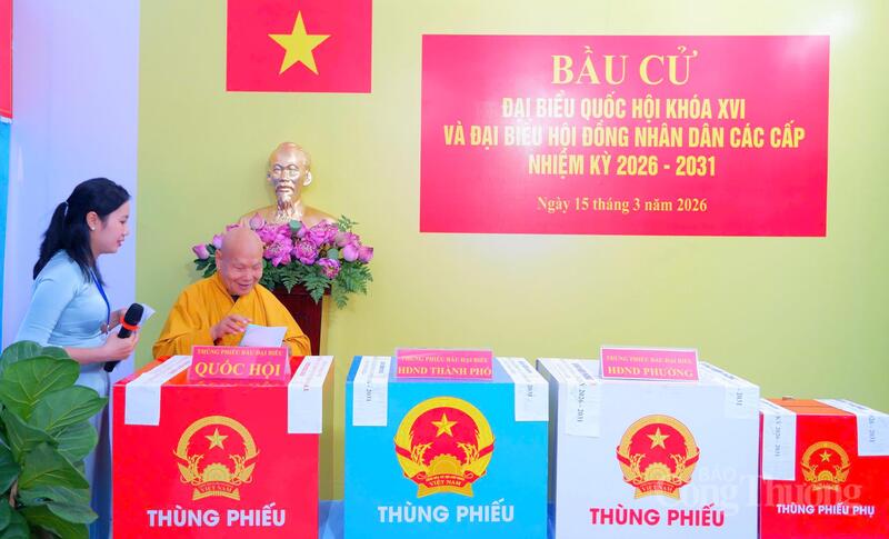 Phó Pháp chủ Hội đồng Chứng minh, Chủ tịch Hội đồng Trị sự, Trưởng lão Hòa thượng Thích Thiện Nhơn, chùa Minh Đạo bỏ phiếu bầu cử. Ảnh: Thanh Minh