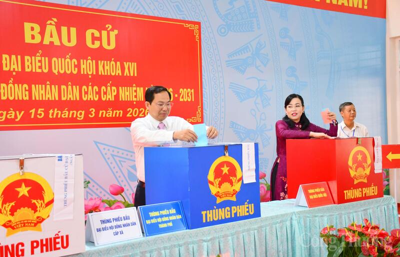 Tổng Thư ký Quốc hội, Chủ nhiệm Văn phòng Quốc hội Lê Quang Mạnh - Chánh Văn phòng Hội đồng Bầu cử quốc gia và bà Nguyễn Thanh Hải - Chủ nhiệm Ủy ban Khoa học, Công nghệ và xuân Okvip 2026 của Quốc hội, thực hiện quyền bầu cử tại Khu vực bỏ phiếu số 14, xã Hóc Môn, TP. Hồ Chí Minh. Ảnh: Thanh Minh