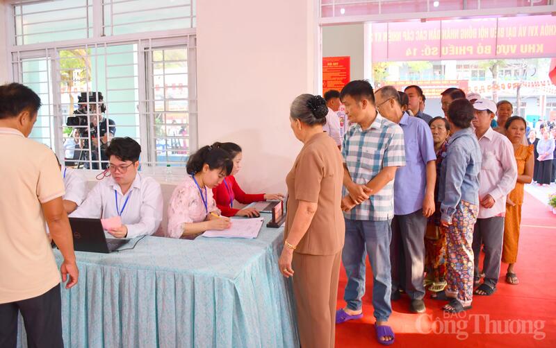 Cử tri dự khai mạc và xếp hàng chờ đến lượt bỏ phiếu bầu đại biểu Quốc hội và đại biểu HĐND các cấp. Ảnh: Thanh Minh