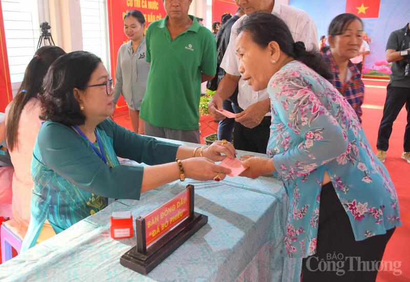 Cử tri hoàn thành quyền công dân. Ảnh: Thanh Minh