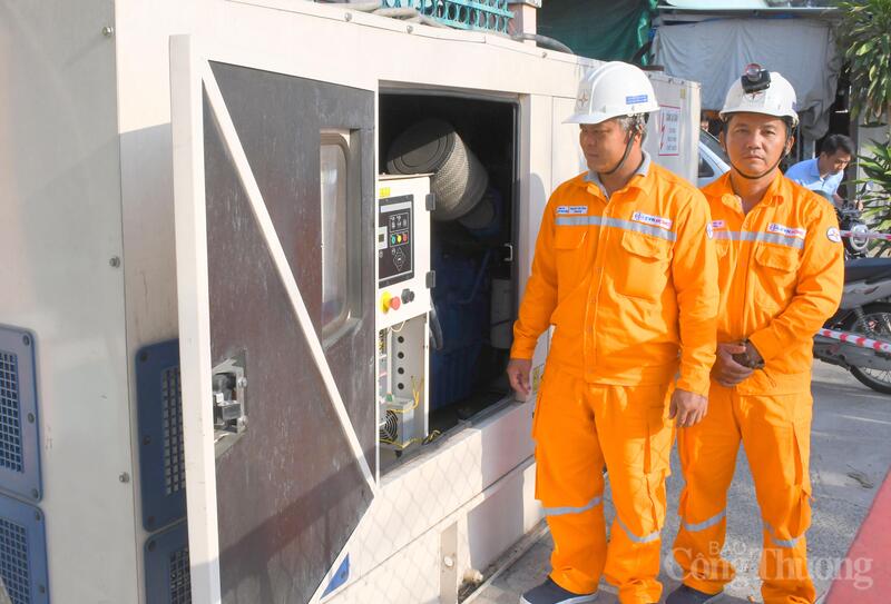 Công nhân ngành điện TP. Hồ Chí Minh trực vận hành, đảm bảo điện cho hơn 5.000 điểm bầu cử trên địa bàn TP. Hồ Chí Minh. Ảnh: Thanh Minh