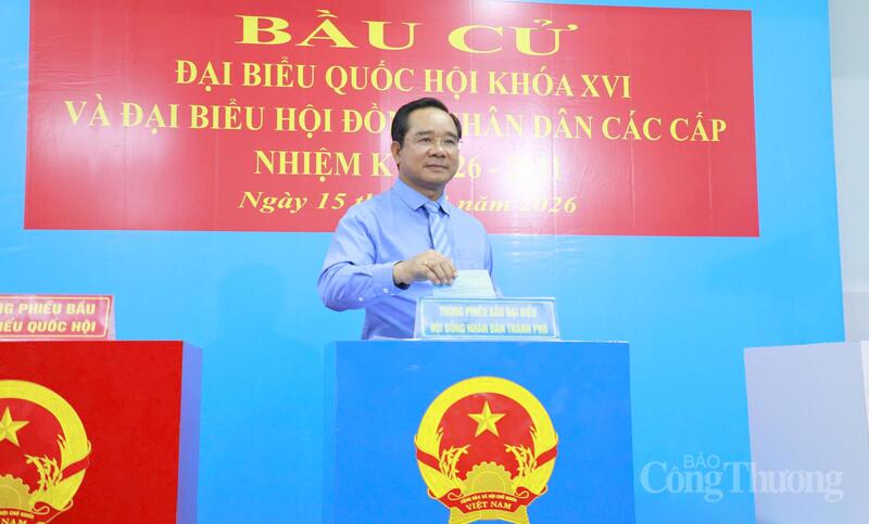 Chủ tịch UBND TP. Hồ Chí Minh Nguyễn Văn Được, bỏ phiếu bầu cử khu vực số 2, tại Trường Mầm non Tuổi thơ 7, phường Xuân Hòa, TP. Hồ Chí Minh. Ảnh: Thanh Minh