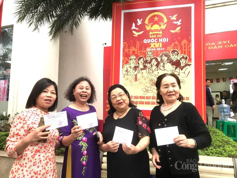 Niềm vui của các cử tri tham gia bầu cử Quốc hội khóa XVI. Ảnh: Bảo Thoa