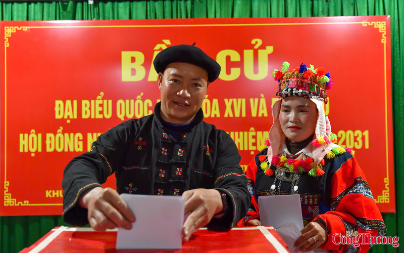 Không khí tại các điểm bầu cử nhìn chung diễn ra phấn khởi, nghiêm túc và trật tự. Ảnh: Nam Nguyễn