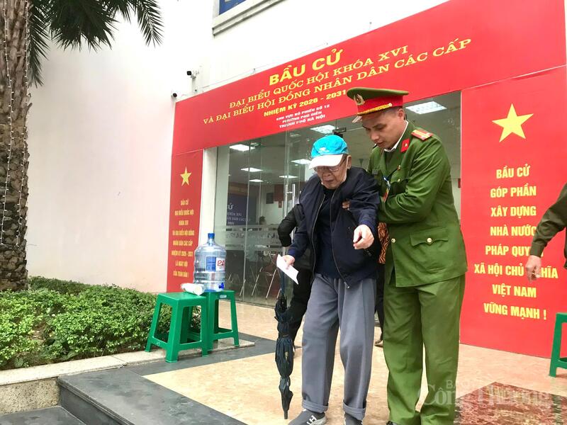Cử tri 99 tuổi - ông Phạm Phú Nhuận tham gia bầu cử Quốc hội khóa XVI từ sớm. Ảnh: Bảo Thoa