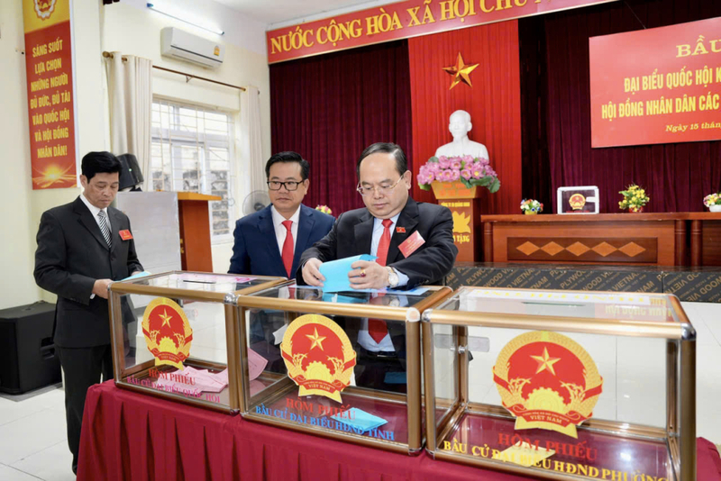 Ông Quản Minh Cường, Ủy viên Trung ương Đảng, Bí thư Tỉnh ủy, Trưởng đoàn ĐBQH tỉnh, Trưởng ban Chỉ đạo, Chủ tịch Ủy ban Bầu cử tỉnh Quảng Ninh dự khai mạc và bỏ phiếu bầu cử ĐBQH khóa XVI và đại biểu HĐND các cấp nhiệm kỳ 2026 - 2031 tại khu vực bỏ phiếu số 16 (phường Hạ Long). Ảnh: QN