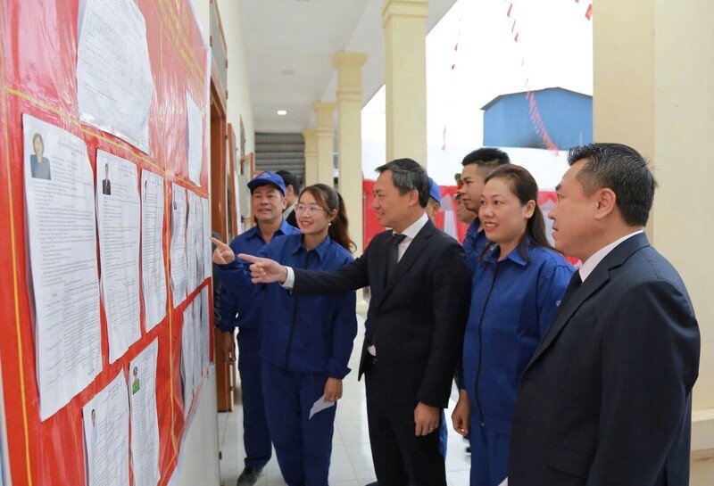Cũng trong buổi sáng, ông Nguyễn Đình Việt - Chủ tịch UBND tỉnh Sơn La đã dự lễ khai mạc và thực hiện quyền công dân tại Khu vực bỏ phiếu số 6, tổ dân phố Chè Đen 1, phường Thảo Nguyên. Ảnh: Nguyễn Vân