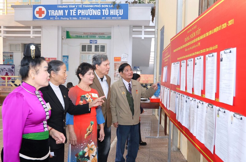 Cử tri các dân tộc Sơn La đi bầu cử từ sáng sớm, thực hiện quyền và nghĩa vụ công dân. Ảnh: Lê Hồng
