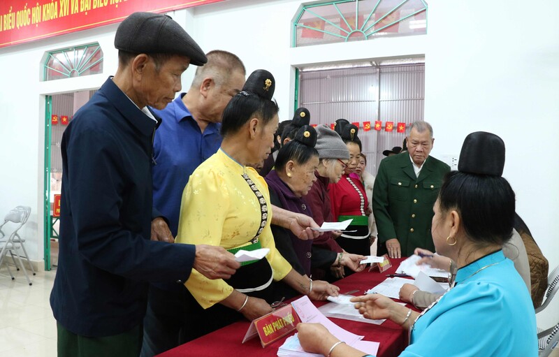 Cử tri các dân tộc Sơn La đi bầu cử trong niềm vui chung của cử tri cả nước. Ảnh: Như Thủy