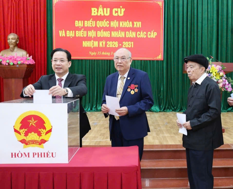 Ông Hoàng Văn Nghiệm, Ủy viên Trung ương Đảng, Bí thư Tỉnh ủy, Trưởng đoàn đại biểu Quốc hội tỉnh Sơn La dự khai mạc và bỏ phiếu tại khu vực bỏ phiếu số 17, thuộc Đơn vị bầu cử số 5, phường Tô Hiệu. Ảnh: Bá Đức