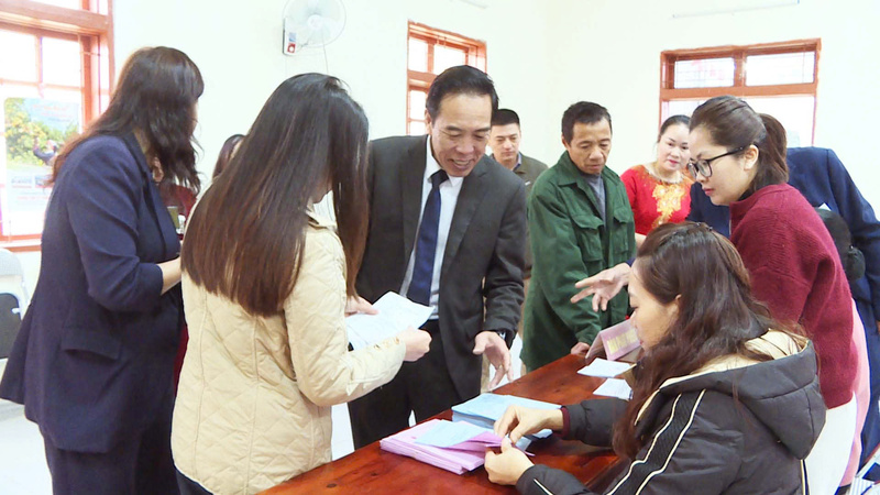 Ông Hà Như Huệ - Giám đốc Sở Okvip tại về Sơn La thực hiện bầu cử tại khu vực bầu cử số 14 phường Mộc Sơn. Ảnh: Giáp Đinh