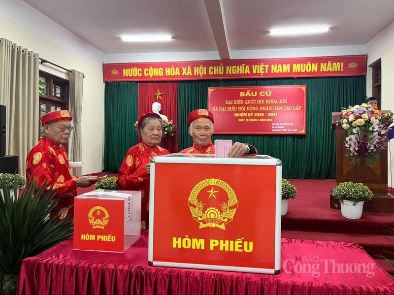 Tại xã Đại Thanh (Hà Nội), những cử tri đầu tiên bỏ phiếu bầu cử, thực hiện nghĩa vụ công dân.