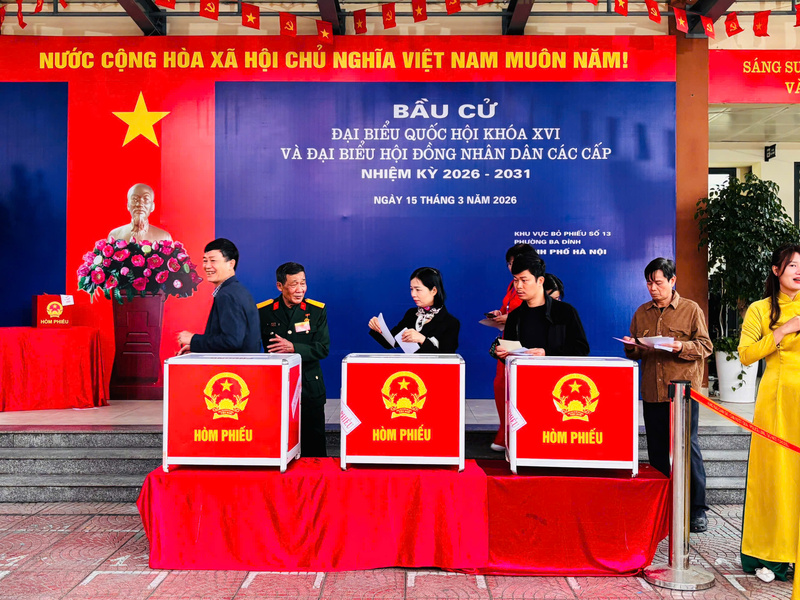 Cử tri phường Ba Đình tham gia bỏ phiếu, thể hiện quyền và trách nhiệm của công dân đối với đất nước. Ảnh: Nhật Chi