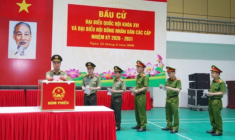 Thiếu tướng Tô Anh Dũng - Giám đốc Công an tỉnh và các Phó Giám đốc tỉnh Thanh Hóa bỏ phiếu tại Khu vực bỏ phiếu số 13, phường Hạc Thành. Ảnh: Báo và Phát thanh, truyền hình Thanh Hóa.