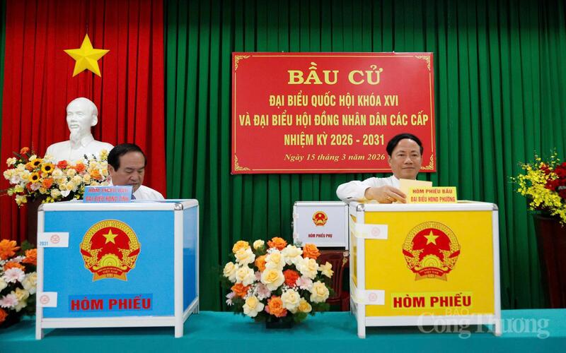 Đồng chí Phạm Anh Tuấn - Ủy viên Ban Chấp hành Trung ương Đảng, Phó Bí thư Tỉnh ủy, Chủ tịch UBND tỉnh Gia Lai tiến hành bỏ phiếu.