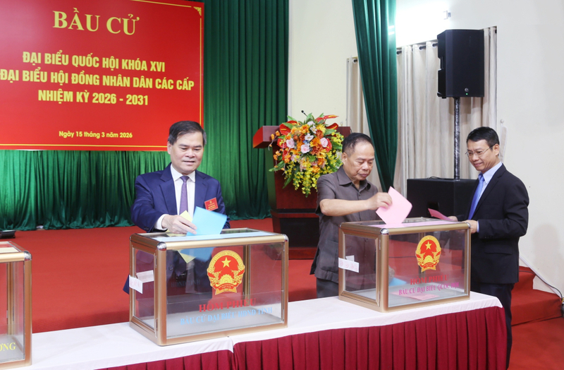 Phó Bí thư Tỉnh ủy, Chủ tịch UBND tỉnh Quảng Ninh Bùi Văn Khắng thực hiện bỏ phiếu bầu cử. Ảnh: QN